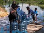 Banjir-di-Bengalon-BPBD-Dan-PDAM-Bantu-Air-Bersih-Bagi-Warga-Terdampak-tahun-2022.jpg