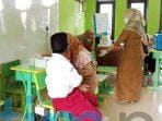 Siswa-siswi MIN 1 Teluk Lingga saat mengantri untuk mendapatkan imunisasi BIAN