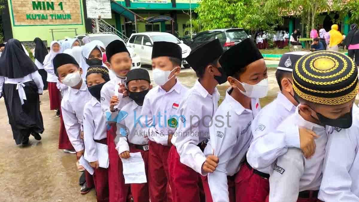 Siswa-siswi MIN 1 Teluk Lingga saat mengantri untuk mendapatkan imunisasi BIAN Siswa-siswi MIN 1 Teluk Lingga saat mengantri untuk mendapatkan imunisasi BIAN