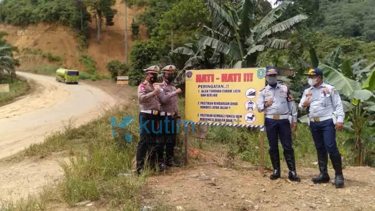 Satlantas Polres Kutim Pasang Rambu di Daerah Rawan Kecelakaan Satlantas Polres Kutim Pasang Rambu di Daerah Rawan Kecelakaan