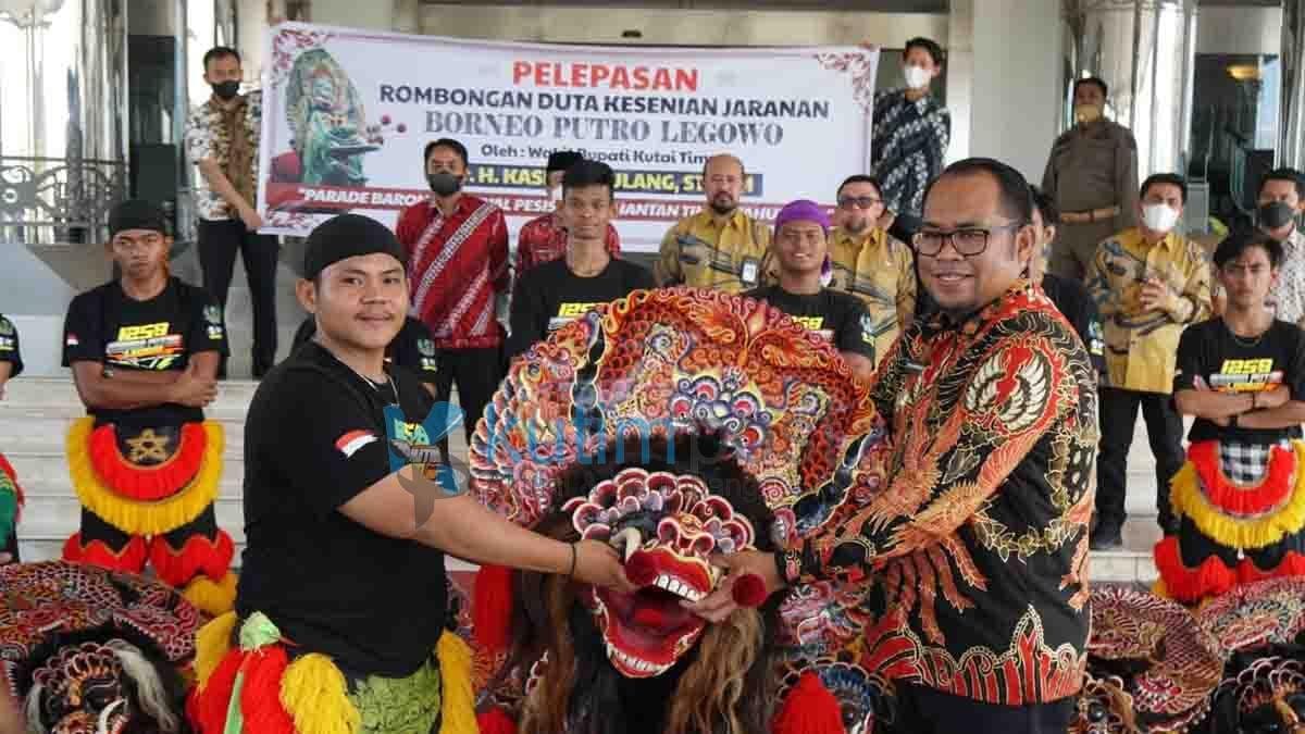 Kasmidi Dukung Jaranan Borneo Putro Legowo Ikuti Parade Barong Pesisir Kaltim