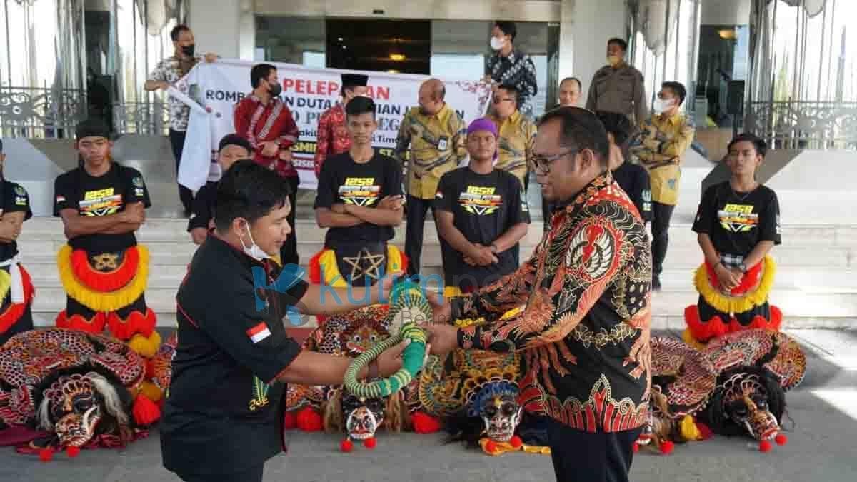 Kasmidi-Dukung-Jaranan-Borneo-Putro-Legowo-Ikuti-Parade-Barong-Pesisir-Kaltim.jpg