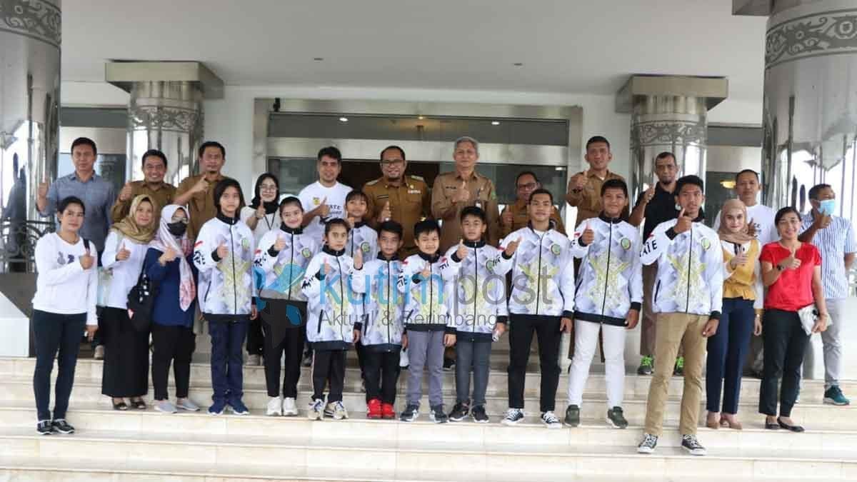 Kasmidi Beri Bonus Atlet Forki, 3 Juta Untuk Medali Emas Kasmidi Beri Bonus Atlet Forki, 3 Juta Untuk Medali Emas