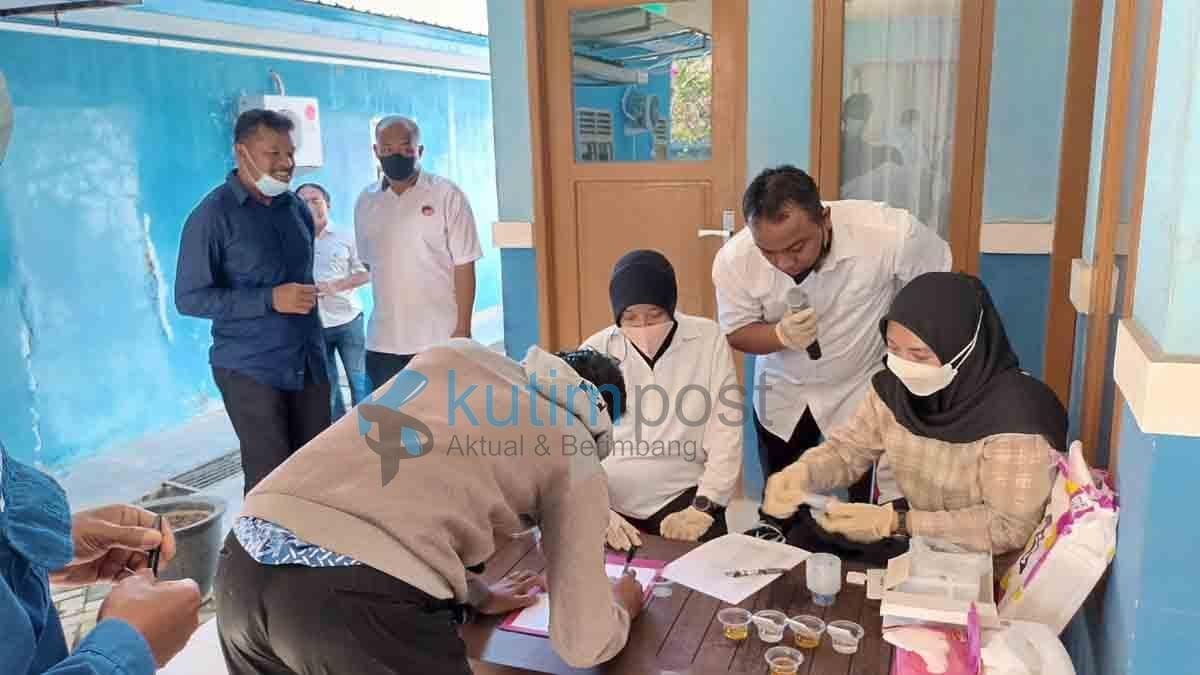 Perumdam Kutim Bekerja Sama Satresnarkoba Polres Kutim Adakan Sidak Tes Urine