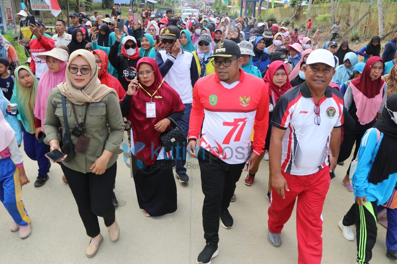 6.500 Masyarakat Kaliorang, Tumpah Ruah Ikuti Jalan Sehat HUT ke-77 RI