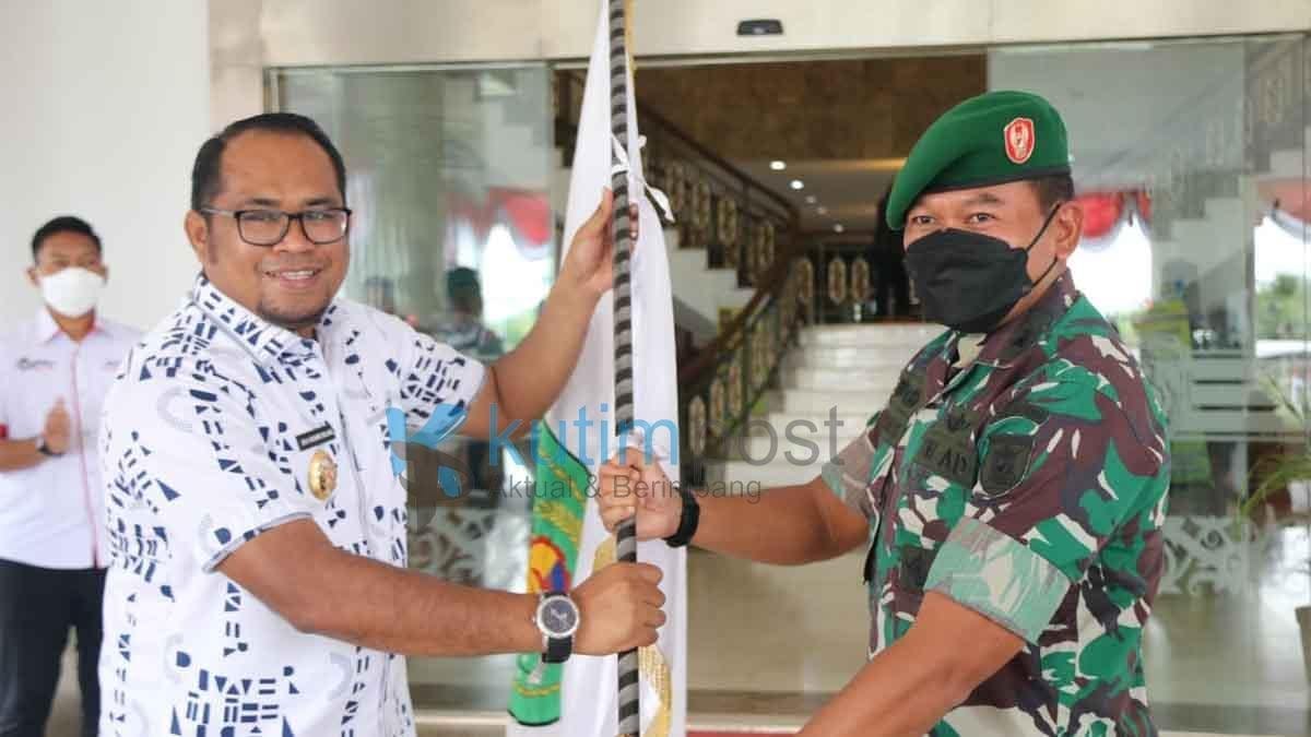 Kasmidi Lepas Tim Sepak Bola Liga Santri Nasional Kasmidi Lepas Tim Sepak Bola Liga Santri Nasional