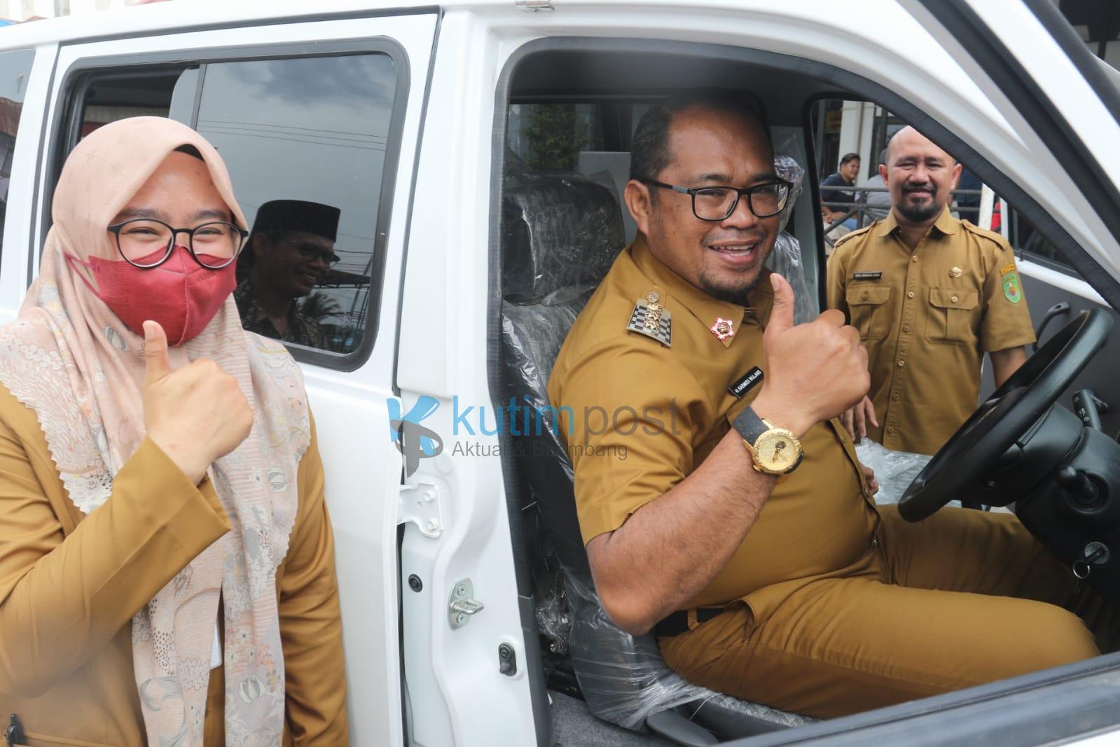 Wabup Kasmidi Serahkan 1 Unit Mobil Ambulance Untuk Warga Sangsel tahun 2022