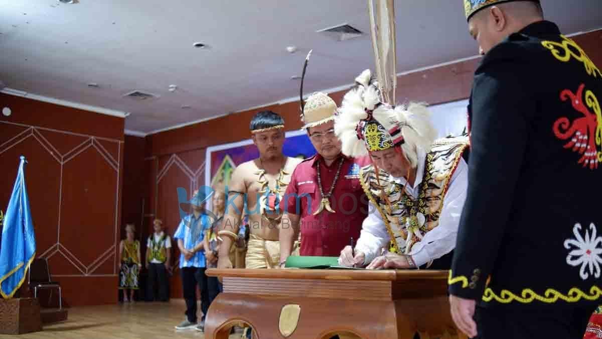 Arang Jau Resmi Dilantik Menjadi Ketua PDKT Kutim Arang Jau Resmi Dilantik Menjadi Ketua PDKT Kutim