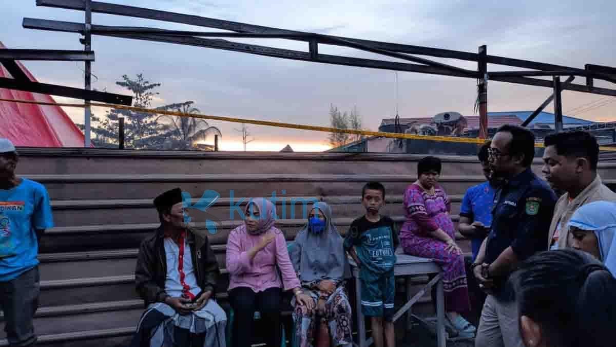 Asti Mazar Salurkan Bantuan Korban Kebakaran Gang Taruna Asti Mazar Salurkan Bantuan Korban Kebakaran Gang Taruna
