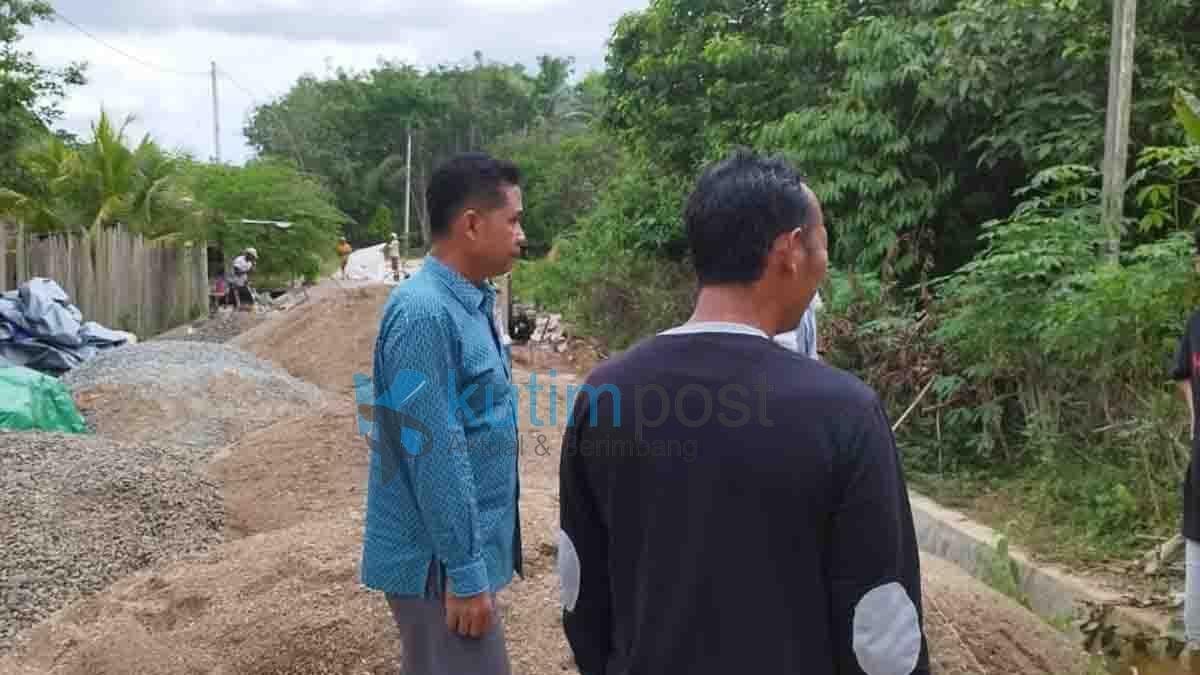 Joni Lihat Pekerjaan Semenisasi di Desa Teluk Pandan Joni Lihat Pekerjaan Semenisasi di Desa Teluk Pandan
