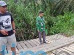 Jono Lihat Jembatan Rusak di Desa Teluk Pandan Jono Lihat Jembatan Rusak di Desa Teluk Pandan