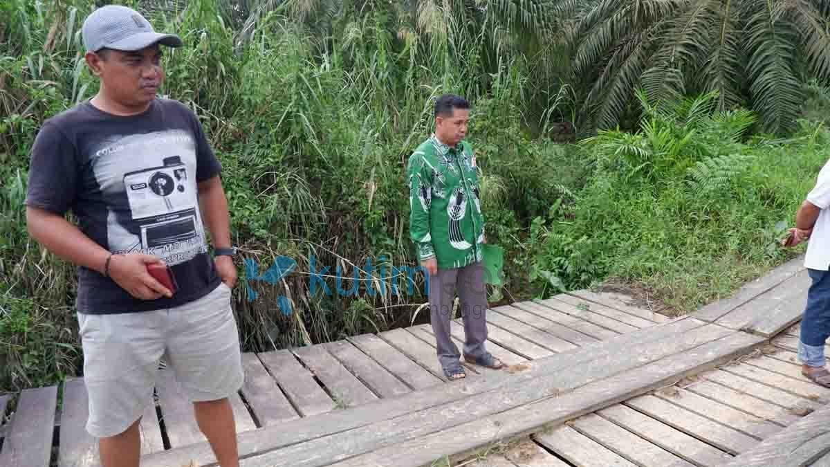 Jono Lihat Jembatan Rusak di Desa Teluk Pandan Jono Lihat Jembatan Rusak di Desa Teluk Pandan