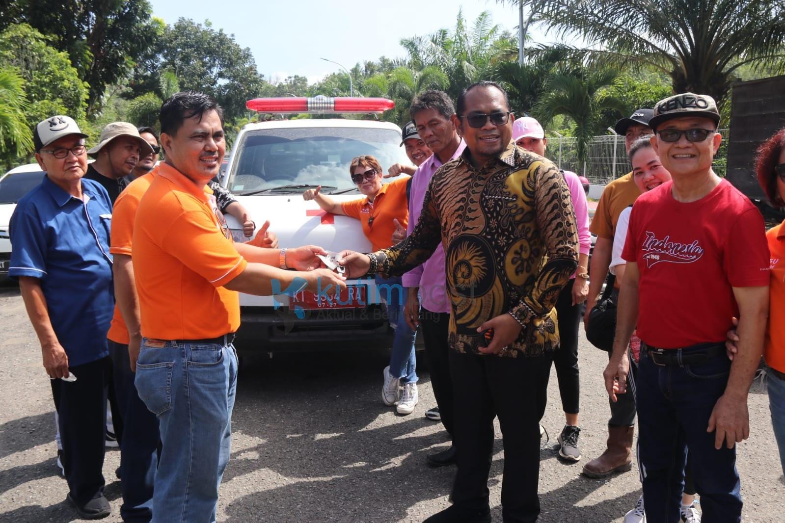 Kasmidi Serahkan 1 Unit Ambulan ke KKSU