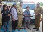 Kasmidi Serahkan 1 Unit Ambulance di Desa Martadinata
