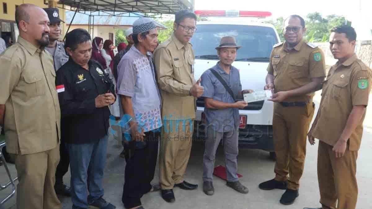 Kasmidi Serahkan 1 Unit Ambulance di Desa Martadinata Kasmidi Serahkan 1 Unit Ambulance di Desa Martadinata