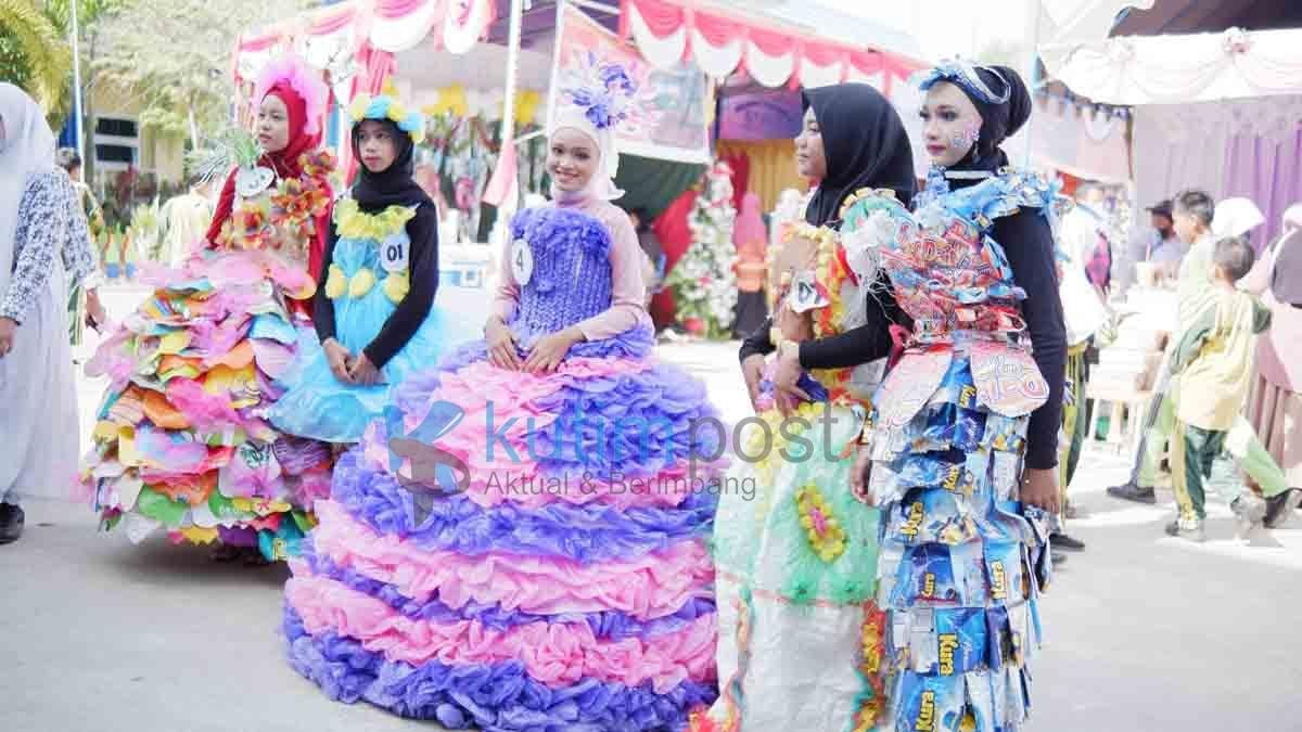 Pelajar SMP 1 Sangatta Utara Tampil Nyentrik Pakaian Dari Plastik Pelajar SMP 1 Sangatta Utara Tampil Nyentrik Pakaian Dari Plastik