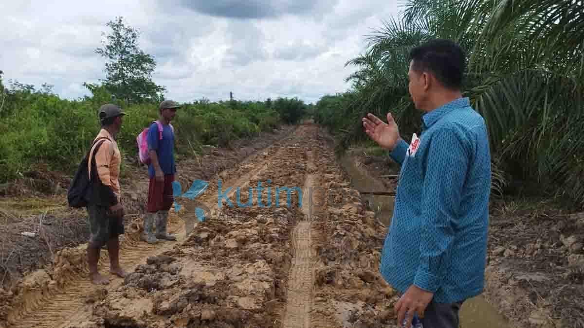 Peningkatan Badan Jalan di Desa Kebon Agung Aspirasi Joni Peningkatan Badan Jalan di Desa Kebon Agung Aspirasi Joni