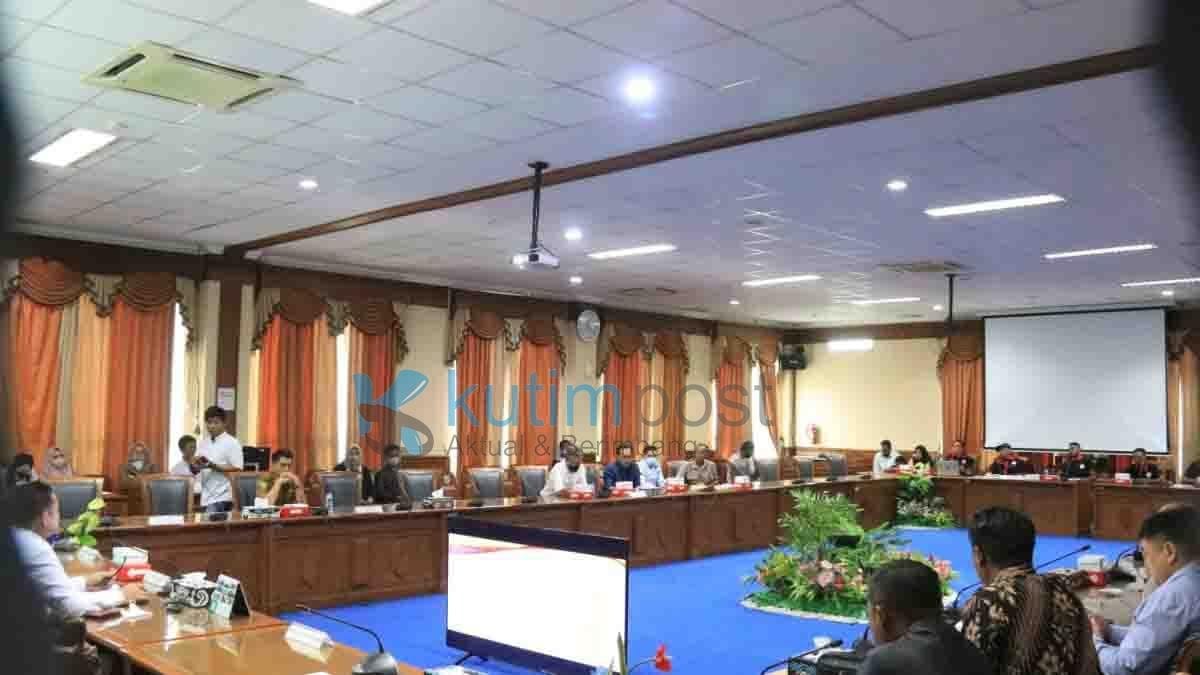 Yan Ipui Pimpin Rapat RDP Fasilitasi Permasalahan PHK Yan Ipui Pimpin Rapat RDP Fasilitasi Permasalahan PHK