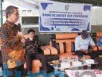 Kelompok Budidaya Ikan Gang Musholla Dalam Dapat Bantuan Pakan Kelompok Budidaya Ikan Gang Musholla Dalam Dapat Bantuan Pakan