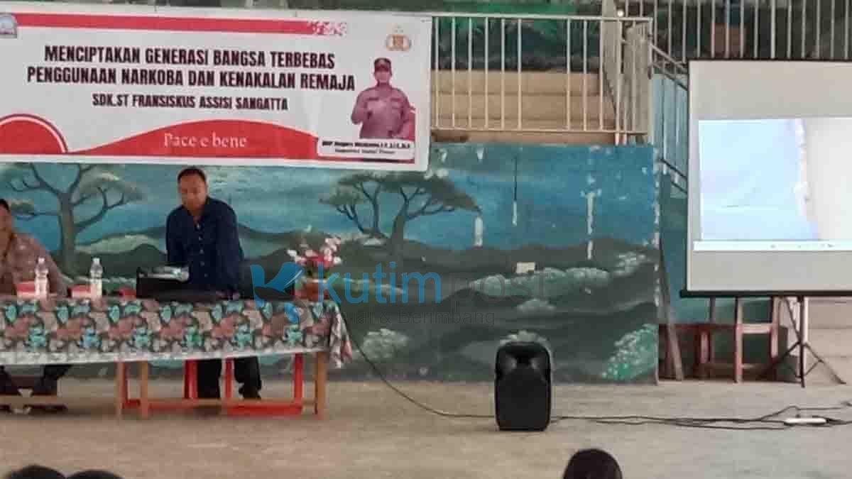 Satresnarkoba Polres Kutim Sosialisasi Bahaya Narkoba di SD Fransiskus Assisi Satresnarkoba Polres Kutim Sosialisasi Bahaya Narkoba di SD Fransiskus Assisi