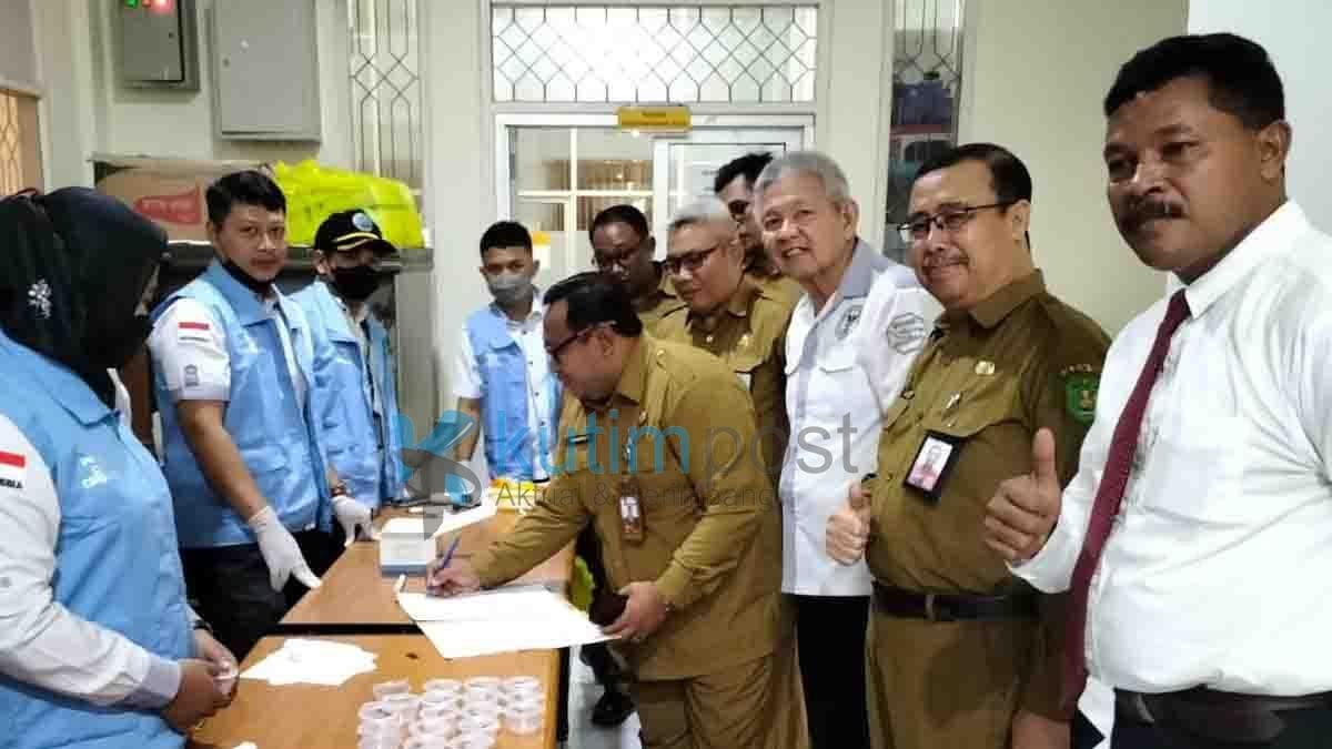 Polres Kutai Timur dan BNK Kutim Lakukan Tes Urine ke 148 Pegawai Polres Kutai Timur dan BNK Kutim Lakukan Tes Urine ke 148 Pegawai