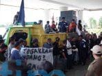 Ratusan Sopir Truk Unjuk Rasa Di Halaman Pemkab Kutim