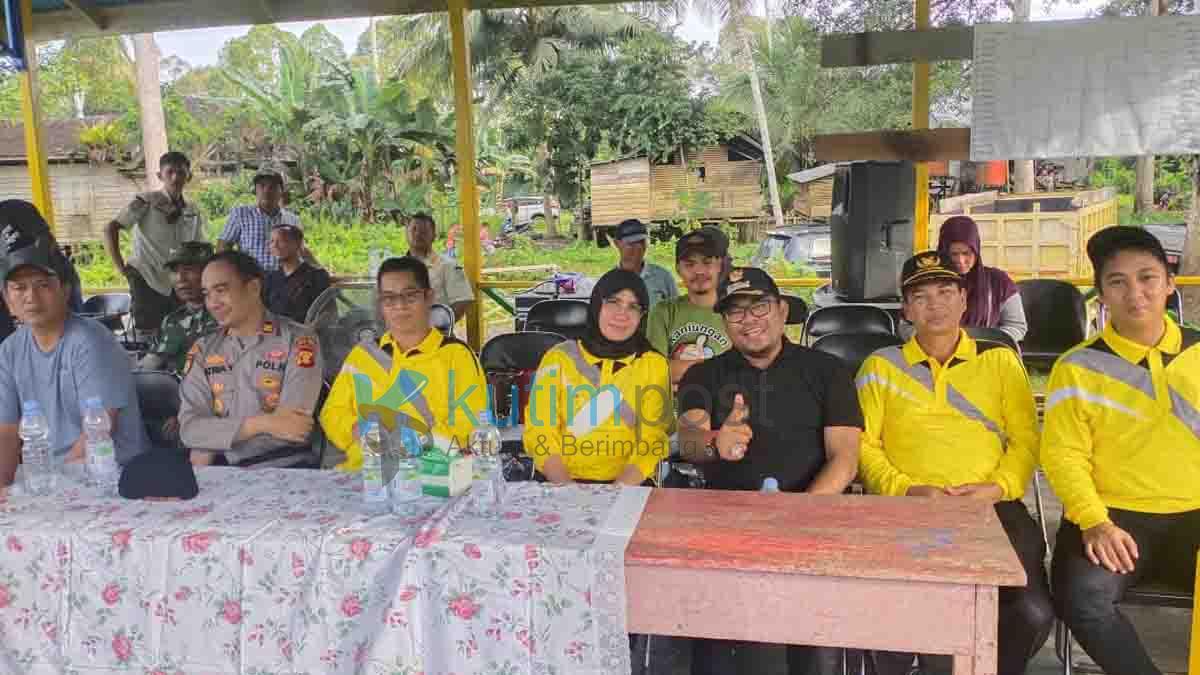 Kasmidi Buka Turnamen Sepak Bola HUT Desa Marah Haloq Ke 147