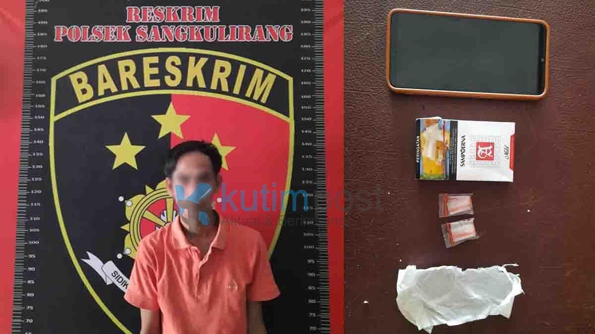 Simpan 8 Pocket Sabu, Pria Ini Digelandang Ke Polsek Sangkulirang Simpan 8 Pocket Sabu, Pria Ini Digelandang Ke Polsek Sangkulirang