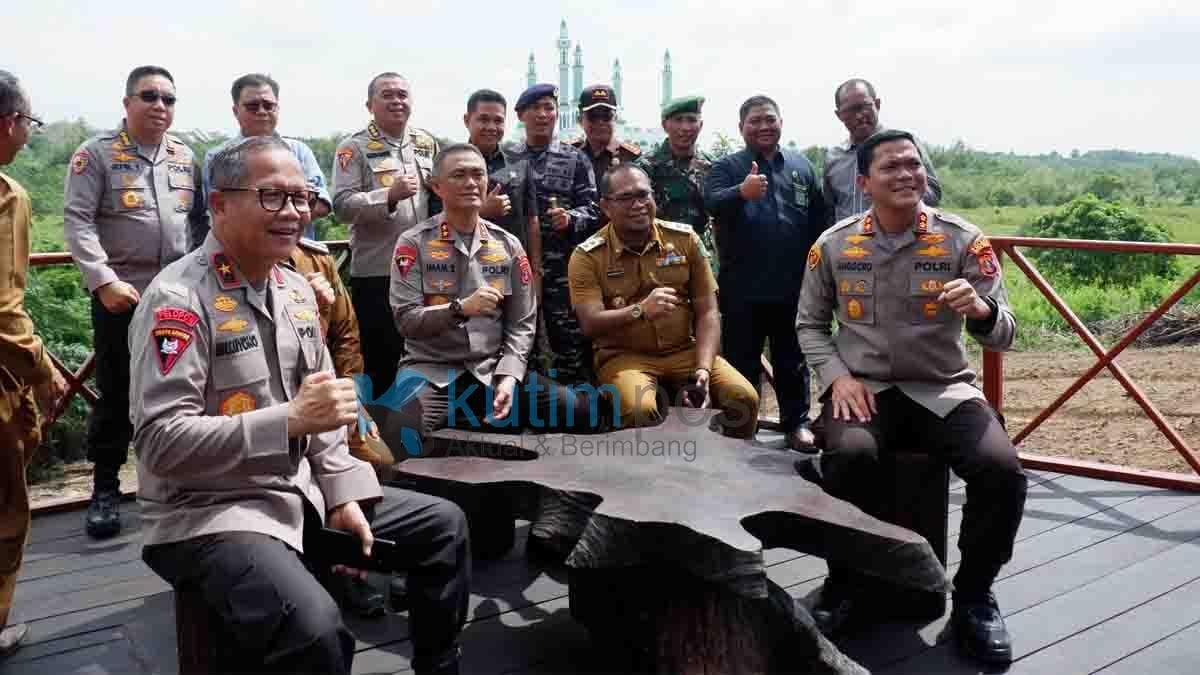 Kapolda Kaltim Kunjungi Kutim Sekaligus Peletakan Batu Pertama SPKT Polres Kutim Kapolda Kaltim Kunjungi Kutim Sekaligus Peletakan Batu Pertama SPKT Polres Kutim