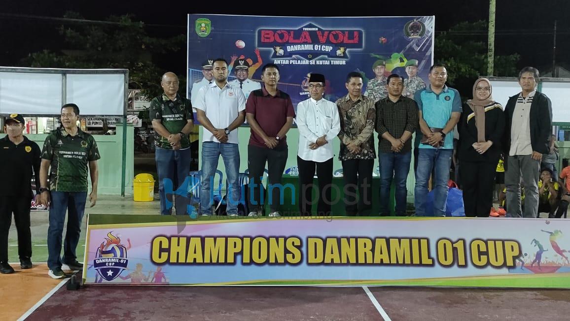 Tim Voli Putra BIN KB dan Tim Voli Putri GOW Kutim Juara I d