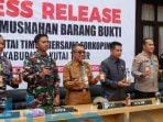 Polres Kutim Musnahkan 2008 Botol Miras dan Petasan Menjelang Lebaran 2023