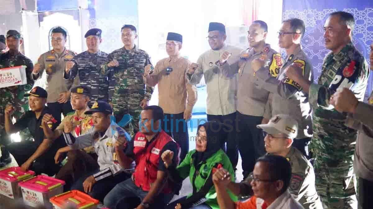 Puluhan Mobil Meriahkan Pawai Takbiran di Kutim Puluhan Mobil Meriahkan Pawai Takbiran di Kutim