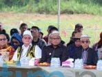 Bupati Beri Apresiasi Warga Desa Rindang Benua Bupati Beri Apresiasi Warga Desa Rindang Benua
