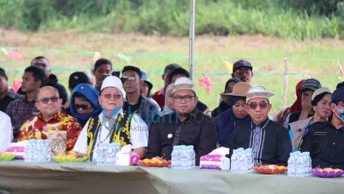 Bupati Beri Apresiasi Warga Desa Rindang Benua Bupati Beri Apresiasi Warga Desa Rindang Benua