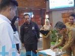 Bupati Kutim Serahkan 37 SK PNS Bupati Kutim Serahkan 37 SK PNS
