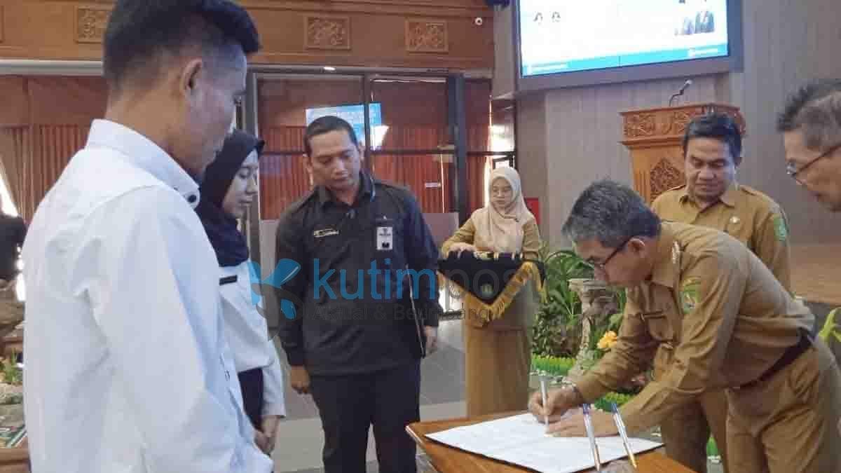 Bupati Kutim Serahkan 37 SK PNS Bupati Kutim Serahkan 37 SK PNS