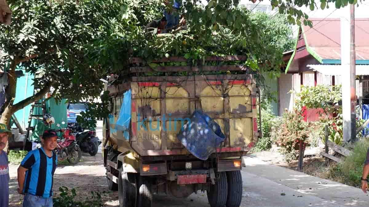 Dinas LH Kutim Aktif Dalam Kegiatan Jumat Bersih Dinas LH Kutim Aktif Dalam Kegiatan Jumat Bersih