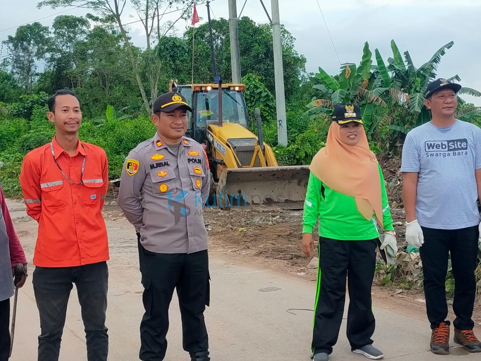 Kades Swarga Bara Ajak Stakeholder Bersihkan Sampah di Jalan