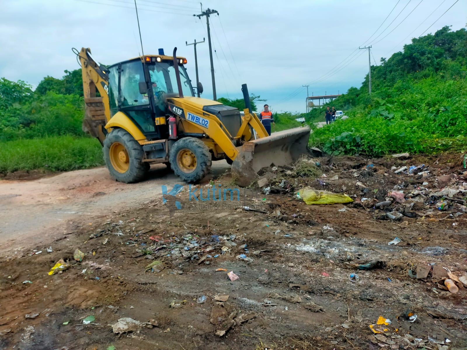 Kades Swarga Bara Ajak Stakeholder Bersihkan Sampah di Jalan Poros Ranpul