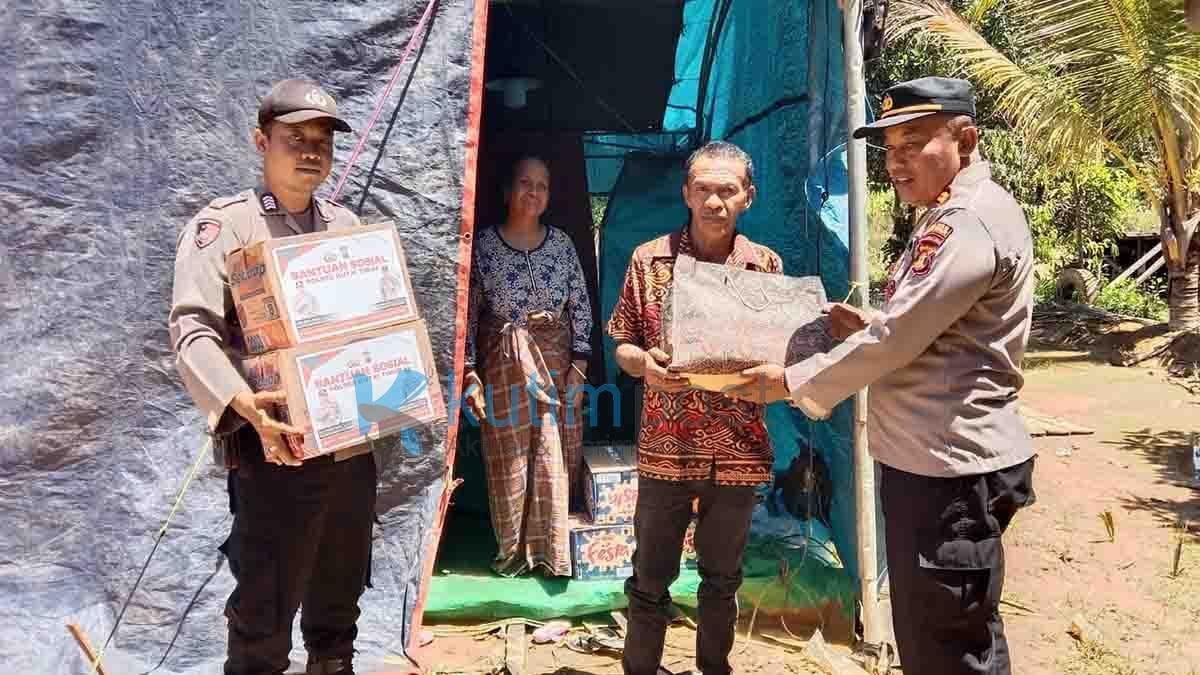 Kapolsek Rantau Pulung Serahkan Bantuan Korban Kebakaran di Desa Manunggal Jaya Kapolsek Rantau Pulung Serahkan Bantuan Korban Kebakaran di Desa Manunggal Jaya