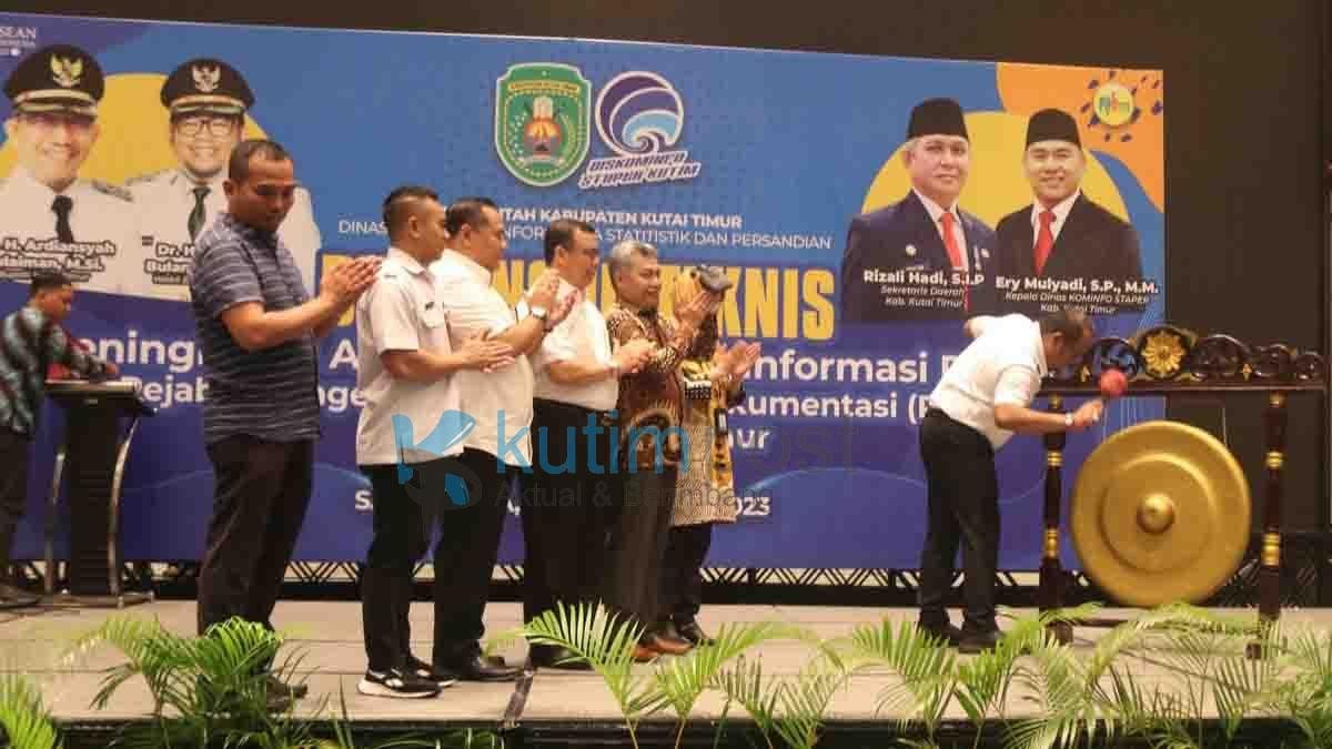 Kasmidi Bulang Sebut Keterbukaan Informasi Peluang Masyarakat Ikut Berpartisipasi Kasmidi Bulang Sebut Keterbukaan Informasi Peluang Masyarakat Ikut Berpartisipasi