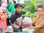 Pemkab Kutim Berikan Bibit dan Alat Pertanian ke 10 Kelompok Tani Pemkab Kutim Berikan Bibit dan Alat Pertanian ke 10 Kelompok Tani