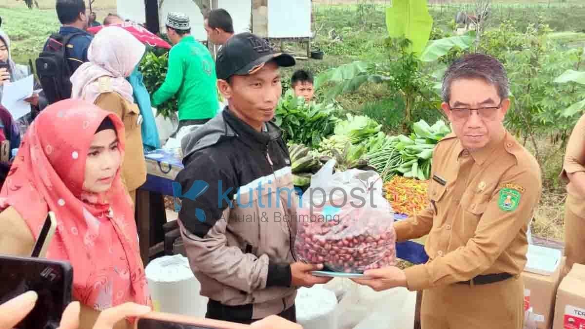 Pemkab Kutim Berikan Bibit dan Alat Pertanian ke 10 Kelompok Tani Pemkab Kutim Berikan Bibit dan Alat Pertanian ke 10 Kelompok Tani