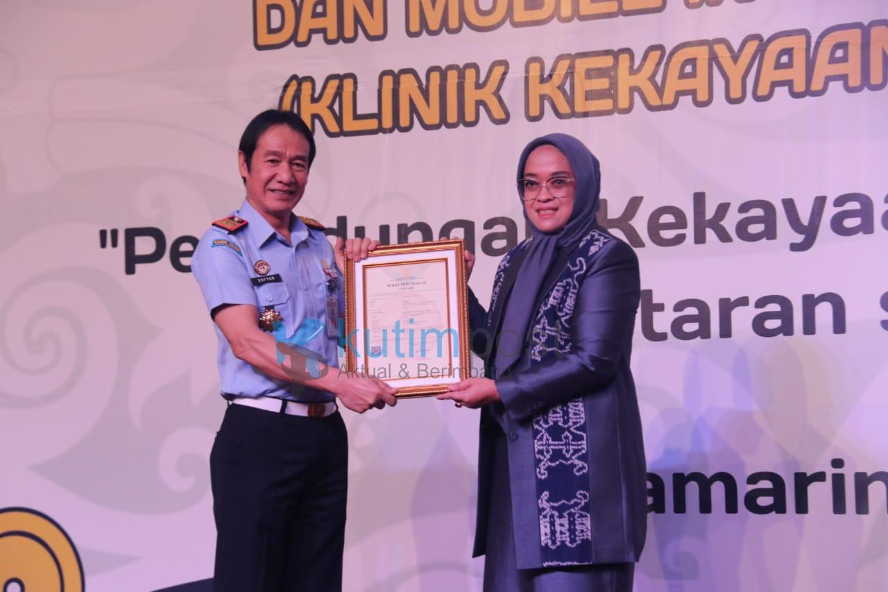 Tenun Rakat Kutim Dapat Sertifikasi Kekayaan Intelektual Kom