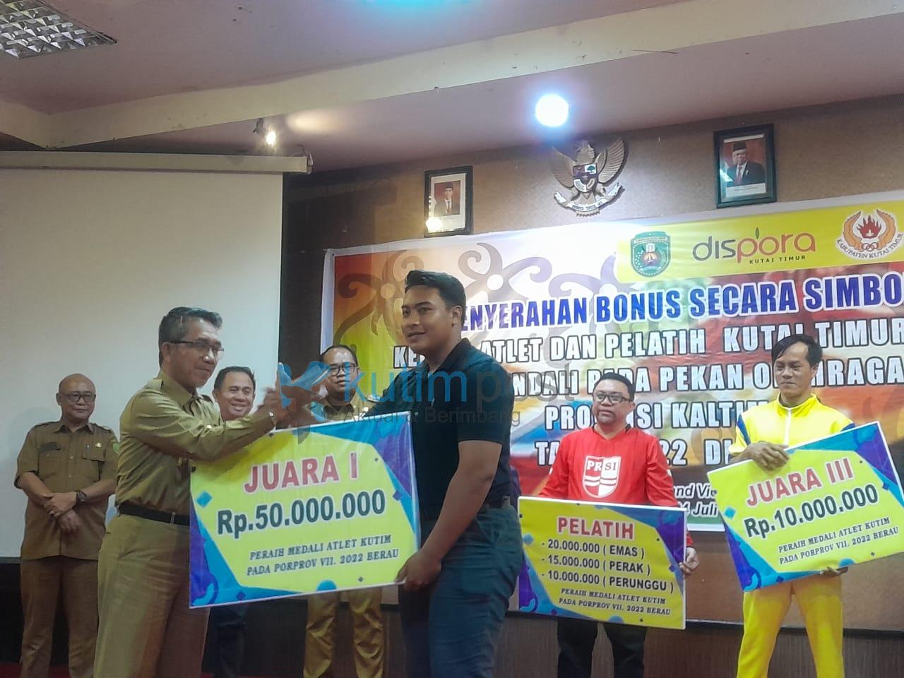 Bupati Serahkan Bonus Atlet Berprestasi Porprov 7 di Berau