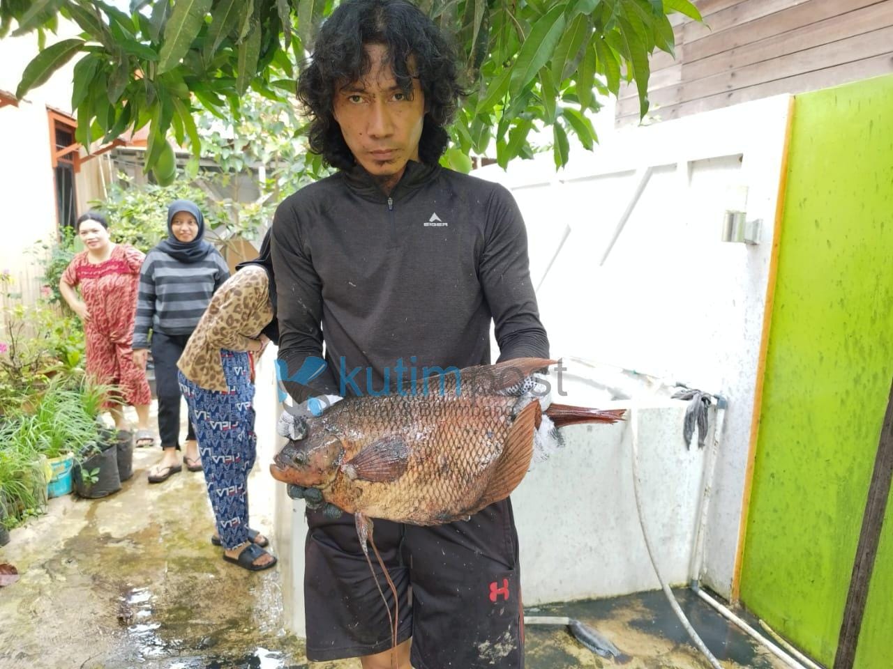 Dari kolong rumah warga gang musholla Dalam RT 50