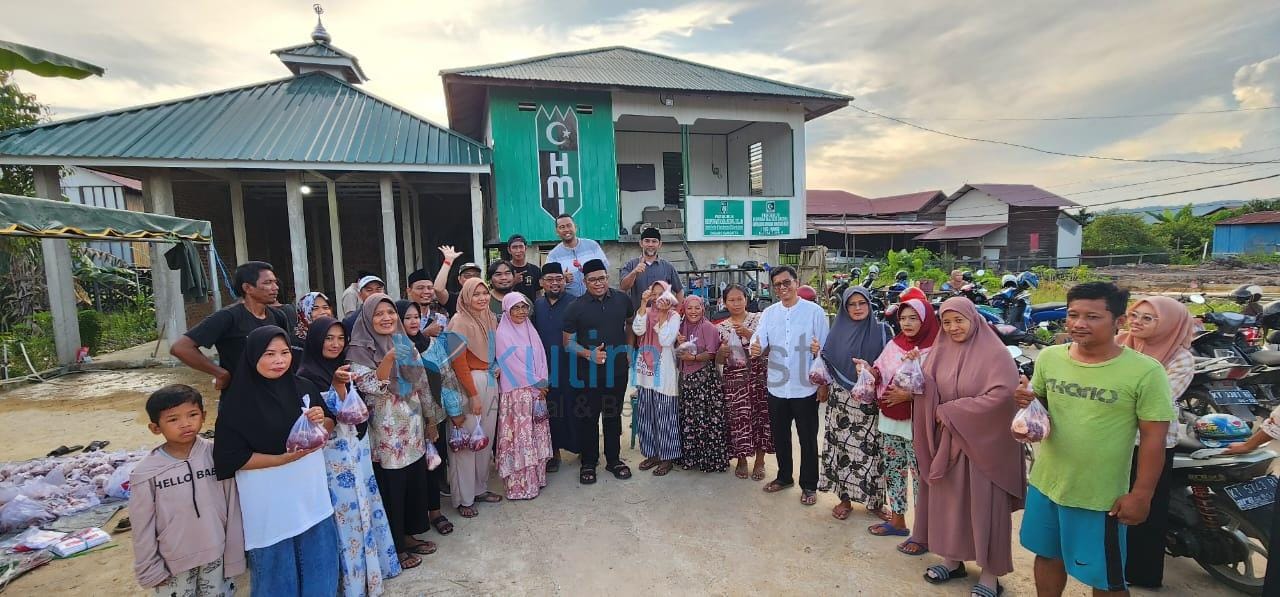 Kasmidi Bersama KAHMI dan HMI Kutim Melaksanakan Ibadah Kurb