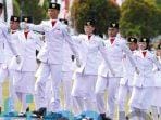 Berjalan Khidmat Upacara Penurunan Bendera HUT Ke-78 RI di Kutai Timur Berjalan Khidmat Upacara Penurunan Bendera HUT Ke-78 RI di Kutai Timur