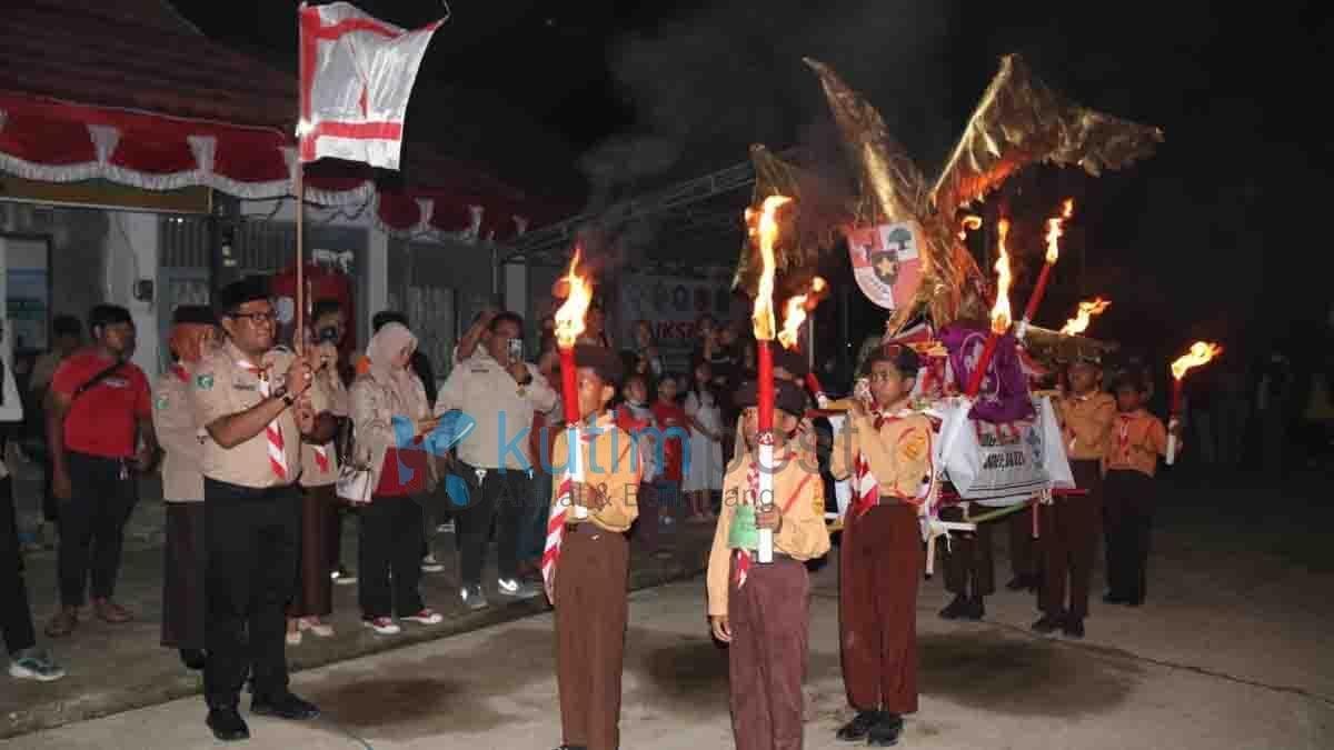 Kasmidi Bulang Lepas Ratusan Pawai Obor Gelaran Pramuka Kwarcab Kutim Kasmidi Bulang Lepas Ratusan Pawai Obor Gelaran Pramuka Kwarcab Kutim