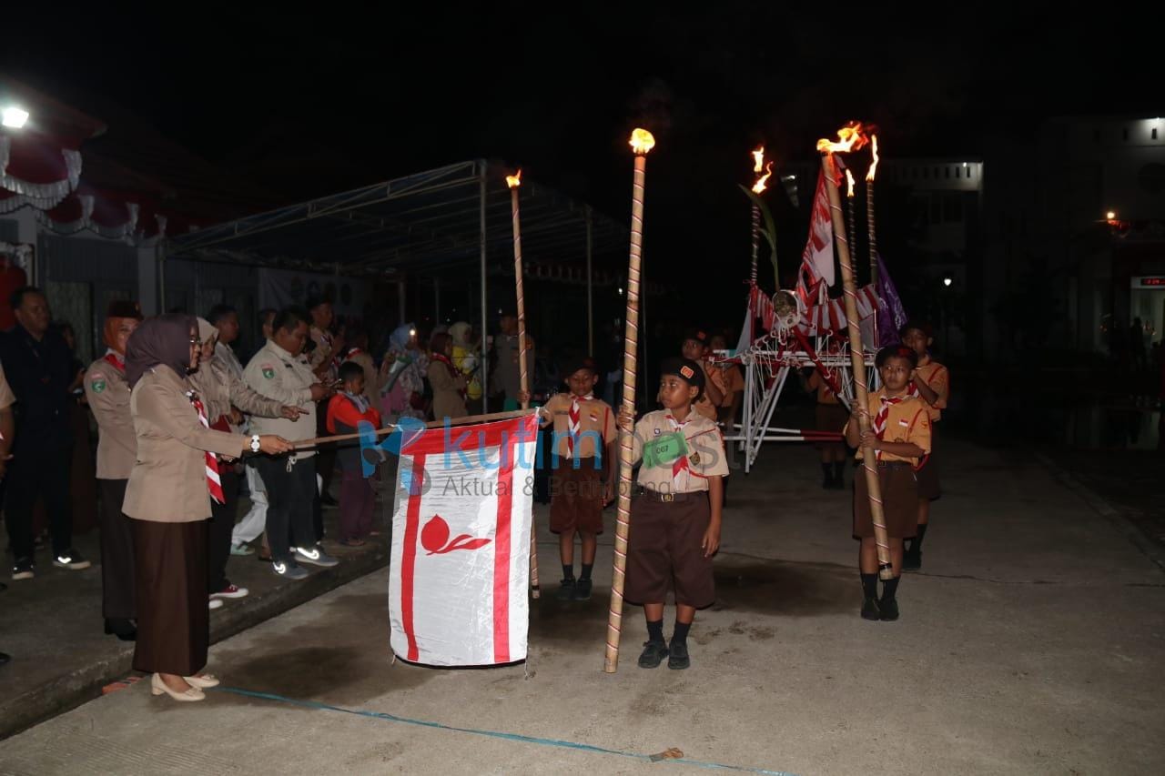 Wabup Kasmidi Lepas 47 Regu Pawai Obor Wabup Kasmidi Lepas 47 Regu Pawai Obor